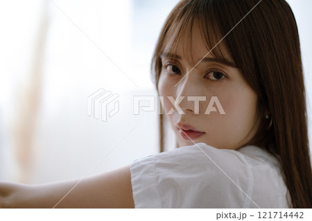 黒髪ロングヘアの若い女性 黒髪ロングヘアの若い女性 121714442