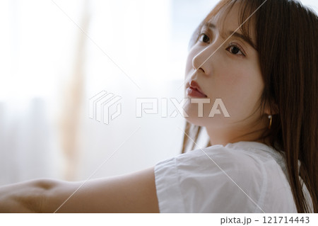 黒髪ロングヘアの若い女性 121714443