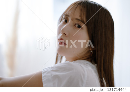 黒髪ロングヘアの若い女性 121714444