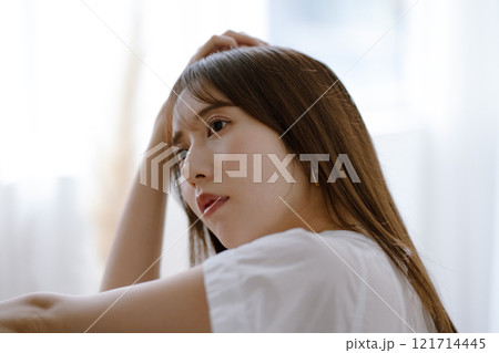 黒髪ロングヘアの若い女性 121714445