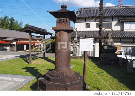 慈恩寺の南蛮鉄打灯籠【埼玉県さいたま市岩槻区】 慈恩寺の南蛮鉄打灯籠【埼玉県さいたま市岩槻区】 121714758