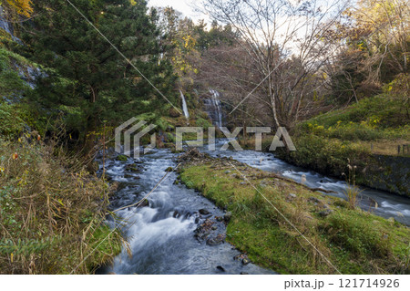 山梨県都留市の太郎・次郎滝 山梨県都留市の太郎・次郎滝 121714926