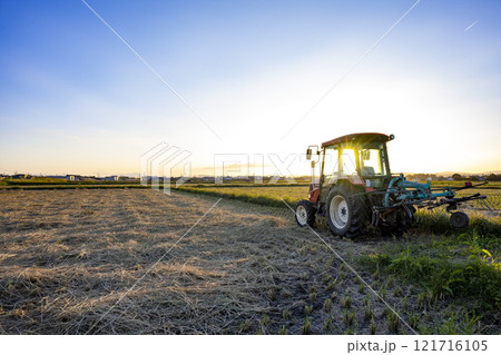 田んぼとトラクター 121716105