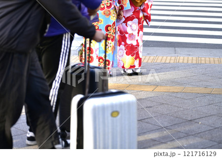 日本の東京都市景観コロ5年公表から…大晦日の浅草駅前、吾妻橋交差点前にもスーツケースの観光客が続々… 121716129