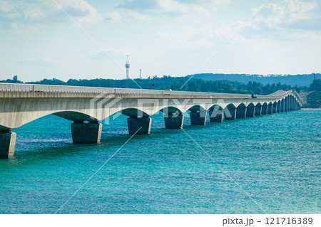 古宇利島から沖縄本島を結ぶ古宇利大橋 121716389