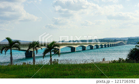 古宇利島から沖縄本島を結ぶ古宇利大橋 121716392