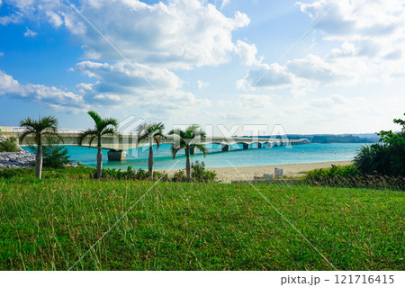 古宇利島から沖縄本島を結ぶ古宇利大橋 121716415