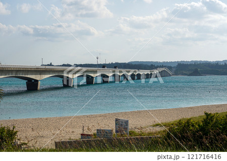 古宇利島から沖縄本島を結ぶ古宇利大橋 古宇利島から沖縄本島を結ぶ古宇利大橋 121716416