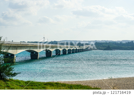 古宇利島から沖縄本島を結ぶ古宇利大橋 121716419