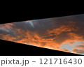 建物の隙間から見える夕焼け雲 121716430