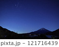 にぎやかな星空と富士山 121716439