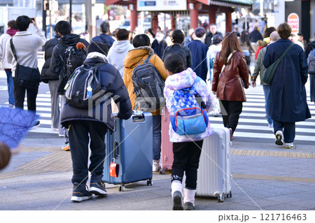 日本の東京都市景観コロ5年公表から…大晦日の吾妻橋交差点前にもスーツケースの外国人観光客が続々… 日本の東京都市景観コロ5年公表から…大晦日の吾妻橋交差点前にもスーツケースの外国人観光客が続々… 121716463