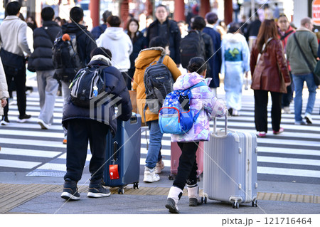 日本の東京都市景観コロ5年公表から…大晦日の吾妻橋交差点前にもスーツケースの外国人観光客が続々… 日本の東京都市景観コロ5年公表から…大晦日の吾妻橋交差点前にもスーツケースの外国人観光客が続々… 121716464