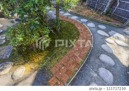 依水園（奈良市）敷松葉 121717230