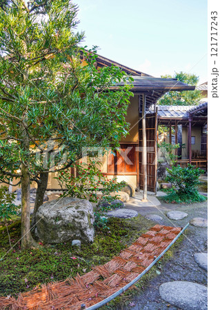 依水園（奈良市）敷松葉　遠州流 121717243