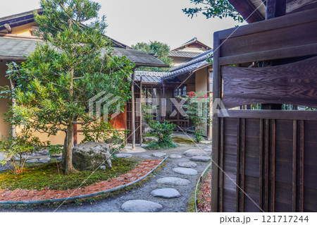 依水園（奈良市）敷松葉 121717244