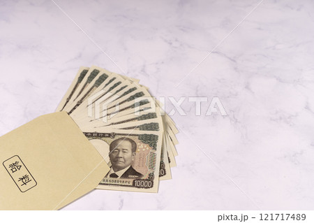 給料日に自宅にてお金の計算 121717489