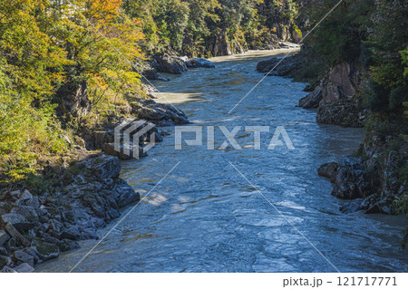 飯田市の雨が降った後の天竜川と紅葉し始めの風景(長野県) 飯田市の雨が降った後の天竜川と紅葉し始めの風景(長野県) 121717771