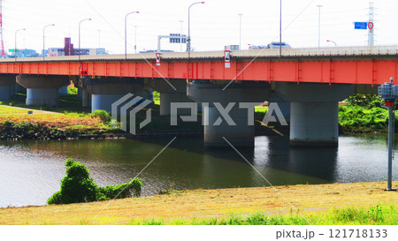 埼玉県川口市と東京都北区をつなぐ国道122号線の新荒川大橋の風景 埼玉県川口市と東京都北区をつなぐ国道122号線の新荒川大橋の風景 121718133