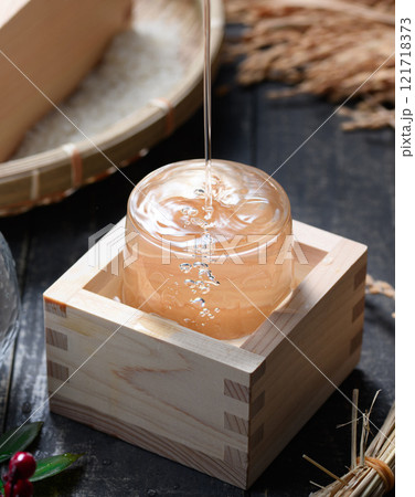 日本酒イメージ （冷酒 枡酒 ） 高級 121718373