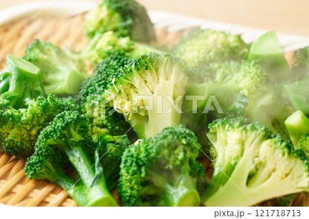 茹でたてのブロッコリー 121718713