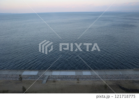 海辺の風景・冬・思索にふける人ひとり 海辺の風景・冬・思索にふける人ひとり 121718775