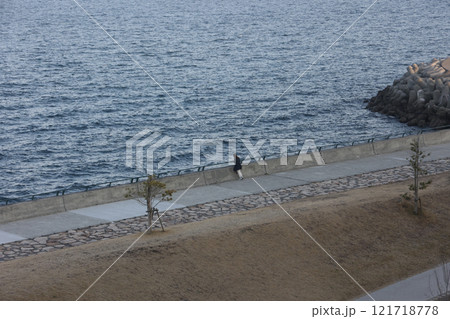 海辺の風景・冬・思索にふける人ひとり 海辺の風景・冬・思索にふける人ひとり 121718778