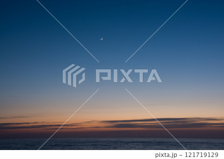 静かな海の夕暮れと三日月 121719129