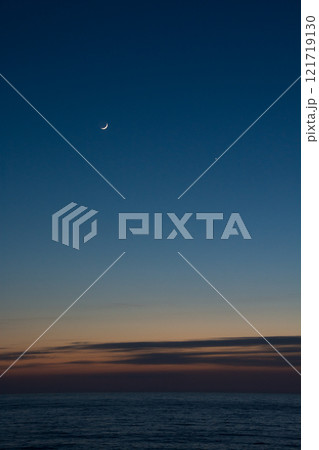 静かな海の夕暮れと三日月と金星 静かな海の夕暮れと三日月と金星 121719130
