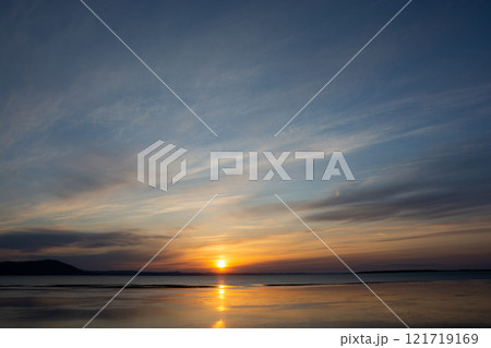 美しい湖の夕暮れ 121719169