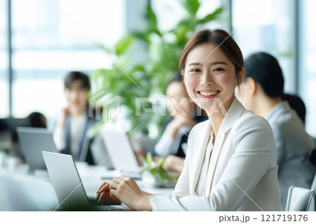 オフィスで明るく働く女性 オフィスで明るく働く女性 121719176