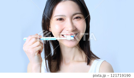 歯磨きをする女性イメージ 歯磨きをする女性イメージ 121719190