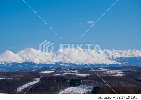 雪山の山頂と青空 十勝岳 雪山の山頂と青空 十勝岳 121719195