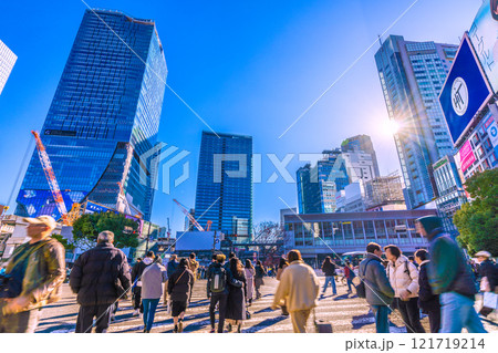 日本の東京都市景観コロ5年公表から…大晦日。外国人観光客らで賑わう渋谷。光溢れる未来へ…＝31日 121719214