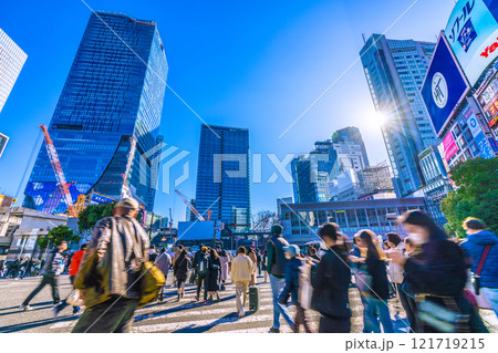 日本の東京都市景観コロ5年公表から…大晦日。外国人観光客らで賑わう渋谷。新時代に光あれ…＝31日 121719215