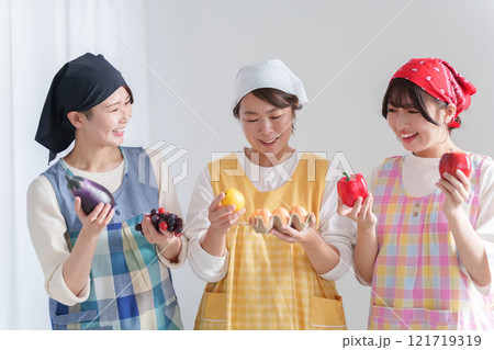 食育の指導をする給食の栄養士 食育の指導をする給食の栄養士 121719319