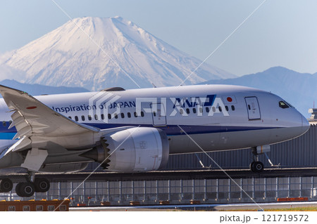 冠雪した富士山とANA機 冠雪した富士山とANA機 121719572