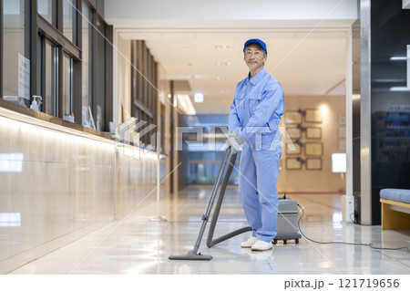 ビル清掃をするシニアのクリーニングスタッフ　カメラ目線で笑顔のポートレート 121719656