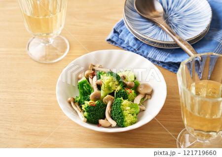 ブロッコリーとしめじのマリネ 121719660