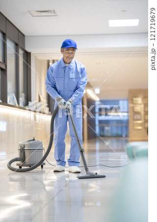 ビル清掃をするシニアのクリーニングスタッフ　 121719679