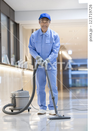 ビル清掃をするシニアのクリーニングスタッフ　カメラ目線で笑顔のポートレート 121719726