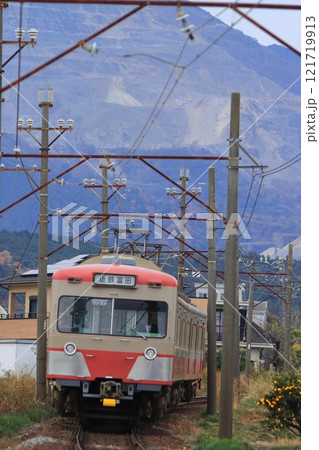壁のように聳える藤原岳を背景にのんびりと走る三岐鉄道801系電車_2024/12/13撮影 壁のように聳える藤原岳を背景にのんびりと走る三岐鉄道801系電車_2024/12/13撮影 121719913