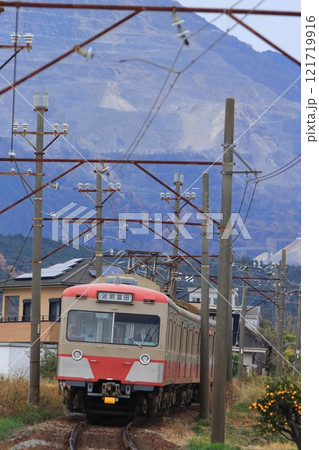 壁のように聳える藤原岳を背景にのんびりと走る三岐鉄道801系電車_2024/12/13撮影 壁のように聳える藤原岳を背景にのんびりと走る三岐鉄道801系電車_2024/12/13撮影 121719916