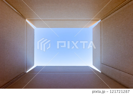 ダンボール箱の中から青空を見上げる ダンボール箱の中から青空を見上げる 121721287