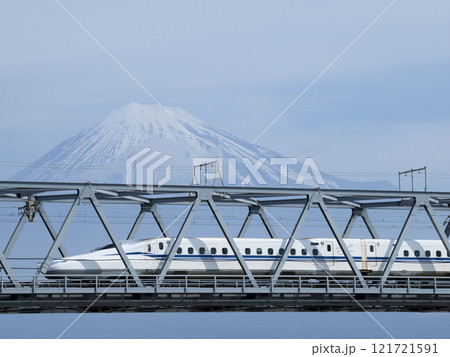 新幹線と雪化粧した富士山 新幹線と雪化粧した富士山 121721591