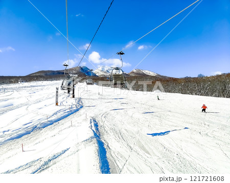 スキー場を爽快に滑るスキーヤー 121721608