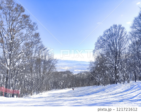 晴れた日のスキー場 121721612