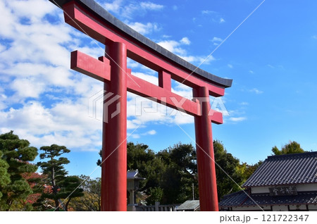 鎌倉市　鶴岡八幡宮の三の鳥居と青空 121722347