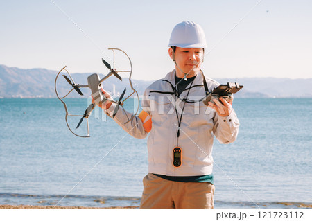 ドローンの飛行準備をする作業員 121723112