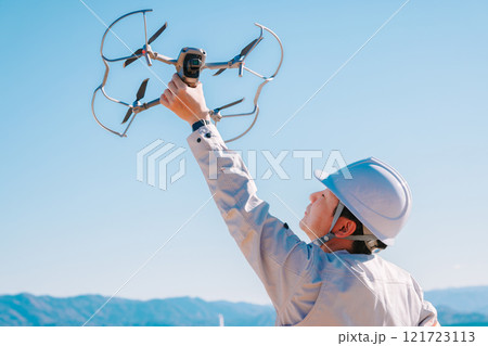 ドローンを飛ばす作業員 ドローンを飛ばす作業員 121723113